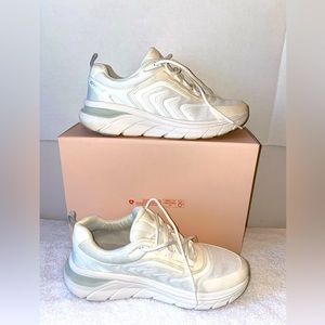 White Easy Spirit Emove sneakers. Size women’s 10